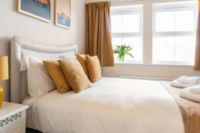Spacious 4-bedroom townhouse in the city center with free parking